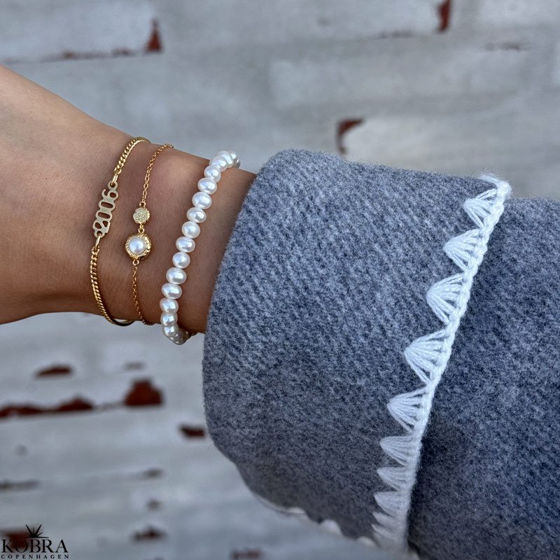 "Luna Mae" 18 karat forgyldt armbnd med ferskvandsperle samt hammerslet amulet