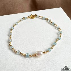 "Ellish" guld armbnd med bl aquamariner samt hvid ferskvandsperle