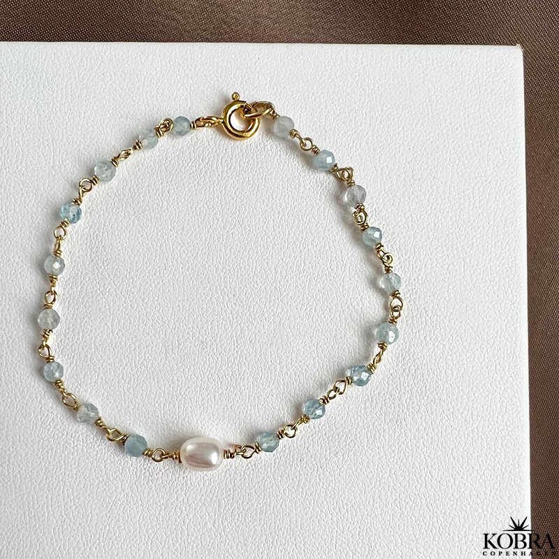 "Ellish" guld armbnd med bl aquamariner samt hvid ferskvandsperle