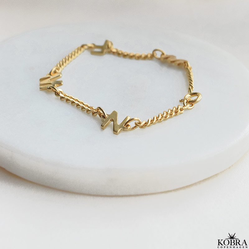 "Hayes" guld armbånd med 3 bogstaver samt 3 mm. panzerkæde
