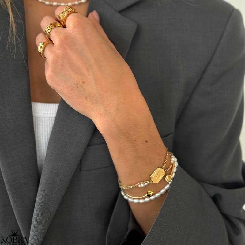 "Shiela" guld armcuff med muslinger