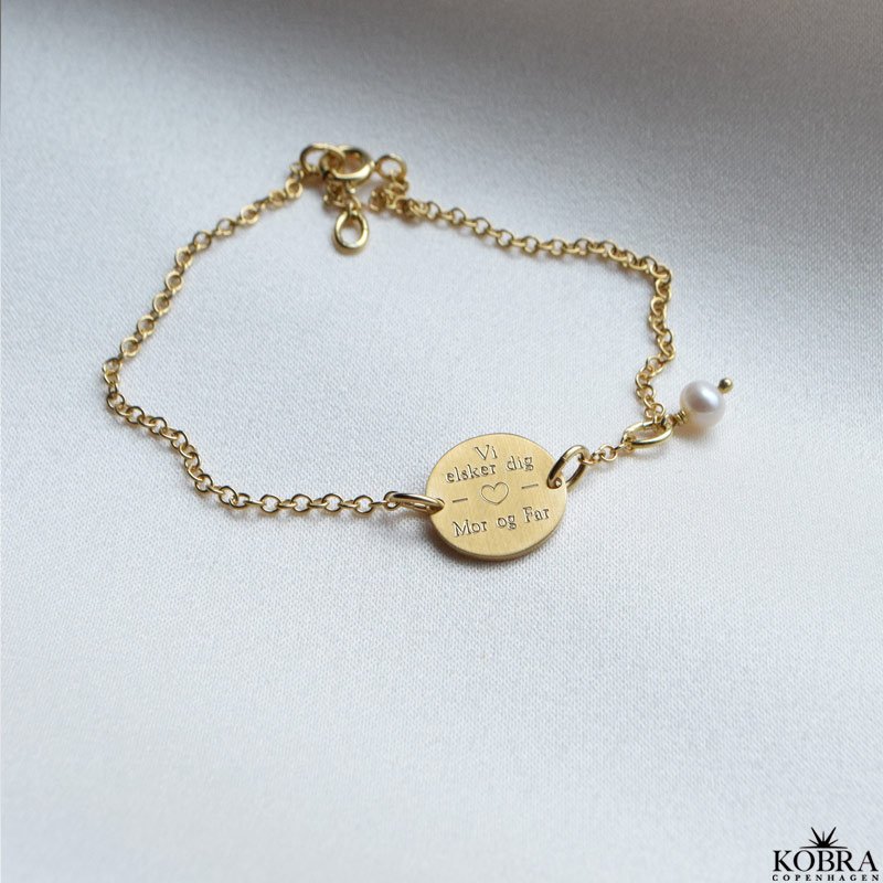 "Merci" guld armbnd med ferskvands perle og personlig gravering