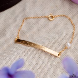 "Montana" 18 karat forgyldt armbnd / armlet med plade og hvid ferskvandsperle, inklusiv gravering