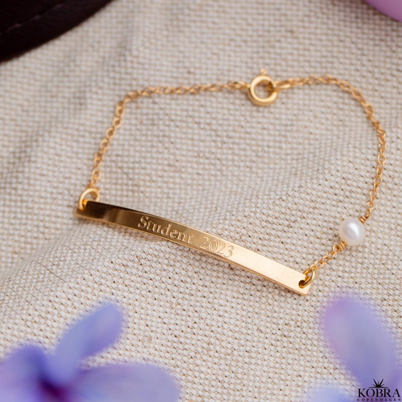 "Montana" 18 karat forgyldt armbnd / armlet med plade og hvid ferskvandsperle, inklusiv gravering