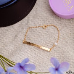 Studenter smykke - guld armbånd med gravering samt hvid ferskvandsperle