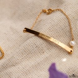 Studenter smykke - guld armbånd med gravering samt hvid ferskvandsperle