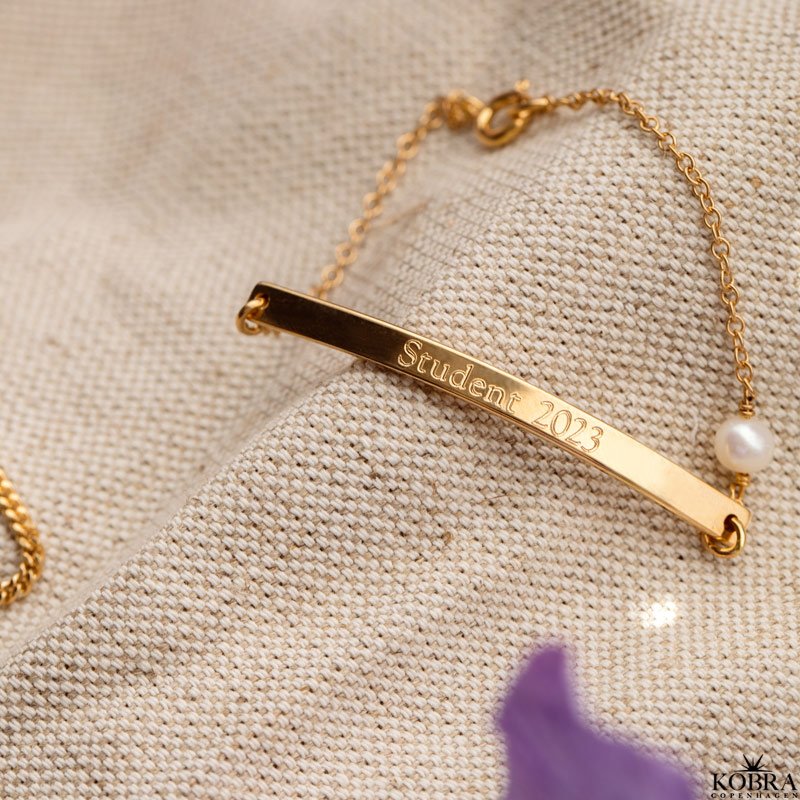 Studenter smykke - guld armbånd med gravering samt hvid ferskvandsperle