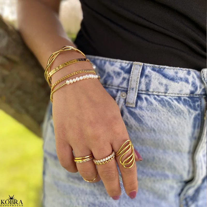 Studenter smykke - guld armbånd med gravering samt hvid ferskvandsperle