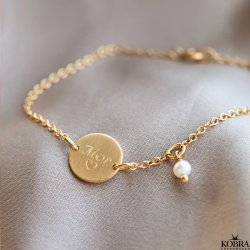 "Merci" guld armbnd med ferskvands perle og personlig gravering