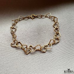 "Alara" guld armbnd med sm guld hjerter