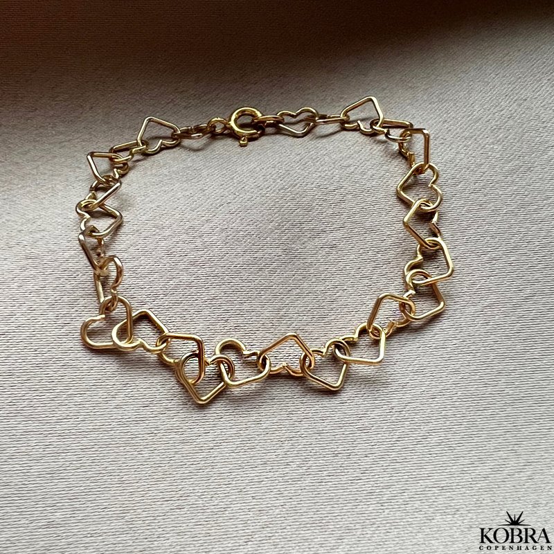 "Alara" guld armbnd med sm guld hjerter