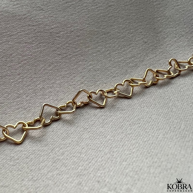 "Alara" guld armbnd med sm guld hjerter