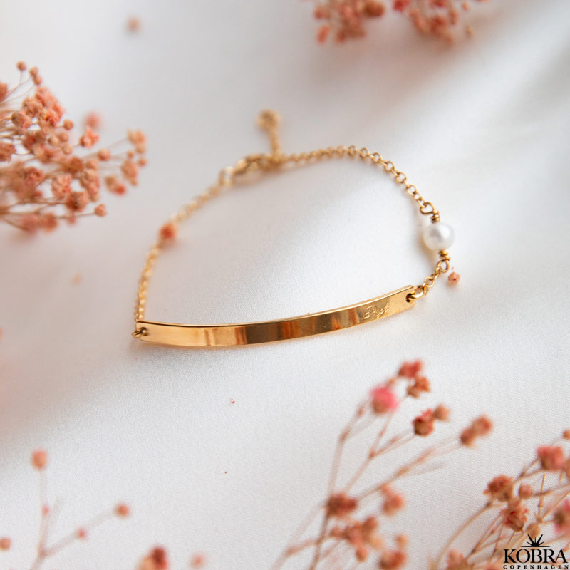 "Montana" Gold plated bracelet with a plate and white freshwater pearl, including engraving