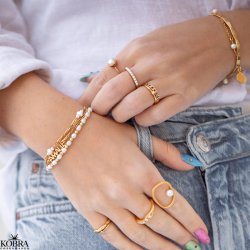 "Zola" gold ring with pearls