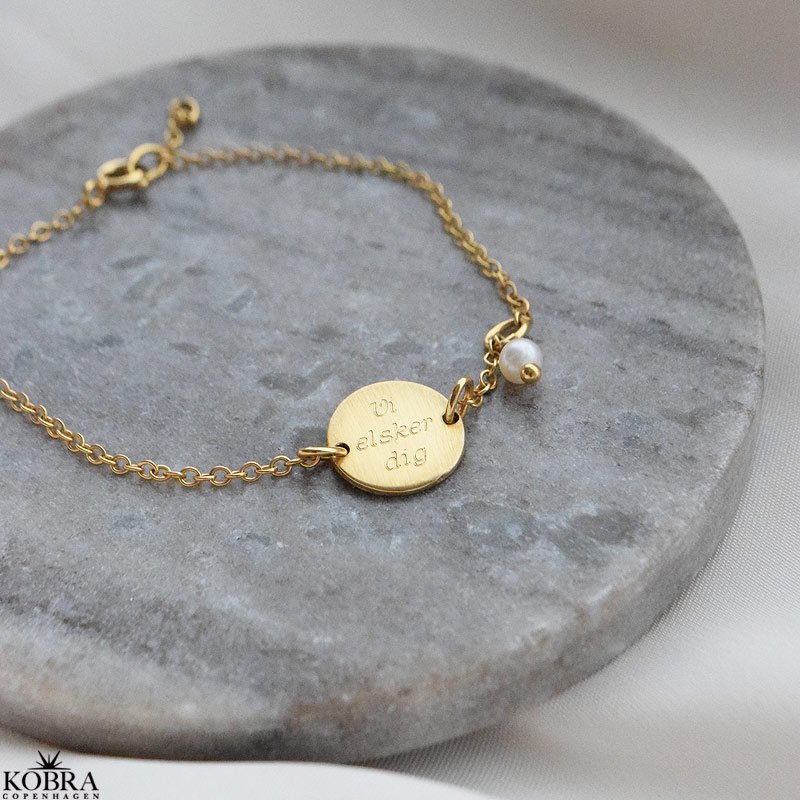 "Merci" guld armbnd med ferskvands perle og personlig gravering