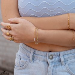 "Peach" guld panzer armbnd med hvide og lyserde perler