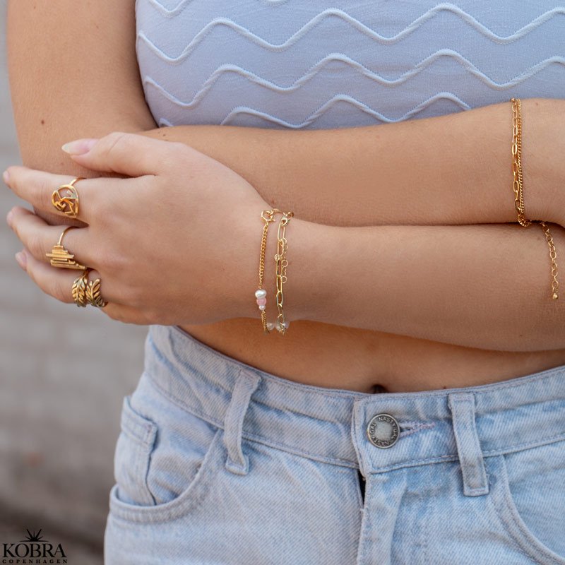 "Peach" guld panzer armbnd med hvide og lyserde perler