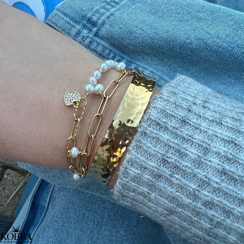 "Picola" guld armbnd med hvide ferskvandsperler og chunky kde