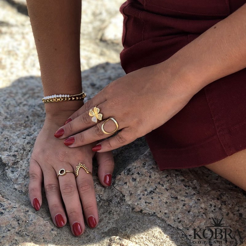 "Circus" handmade gold ring with a large circle