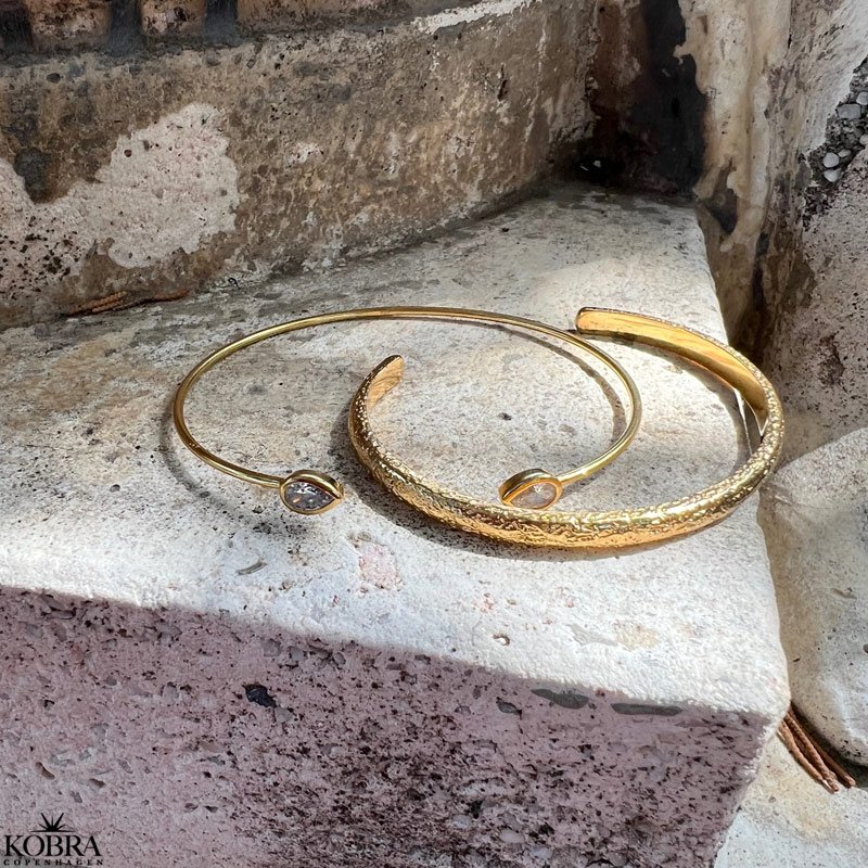 "Tai" guld armbnd / armlet med drbeformet sten - one size!