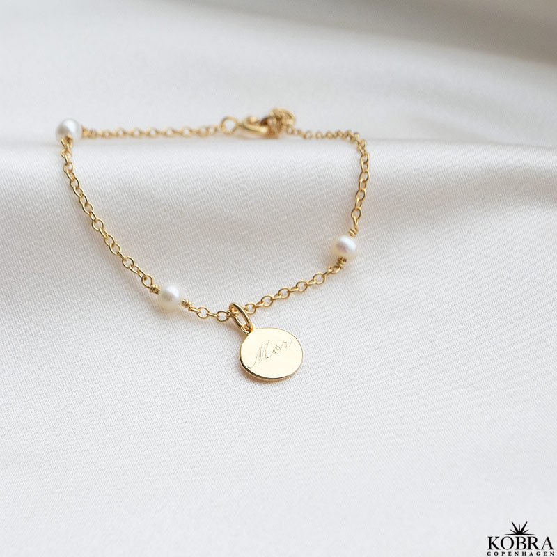 "Anemone" guld armbnd med hvide ferskvands perler inklusiv gravering