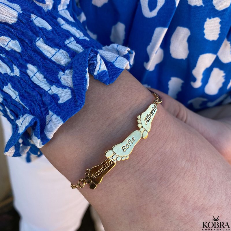 Guld armbnd med babyfdder - personligt graveret