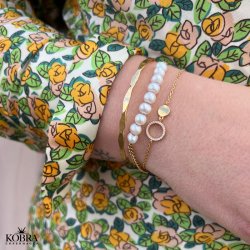 "Polo" guld armbnd med lille cirkel og hvide sten