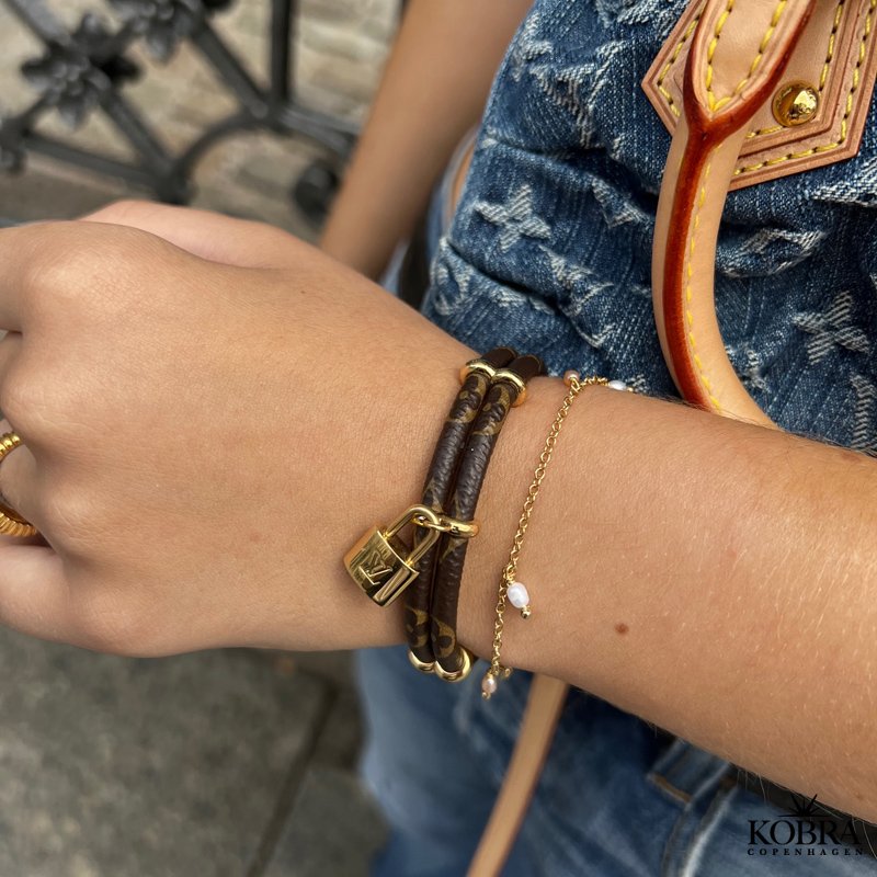 "Wilma" handmade gold bracelet with pearls and small engraved amulet