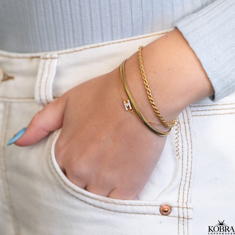 "Alias" guld armbånd med guld bogstav