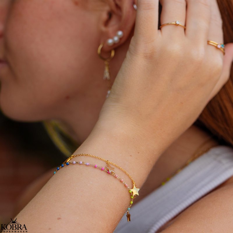 "Moria" guld-armbnd med farvede kugler