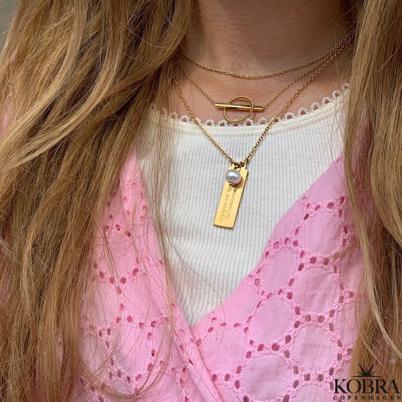 ID Tag "Guldbarre" med ferskvandsperle og inklusiv din personlige gravering