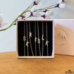 "Alias" guld armbånd med guld bogstav