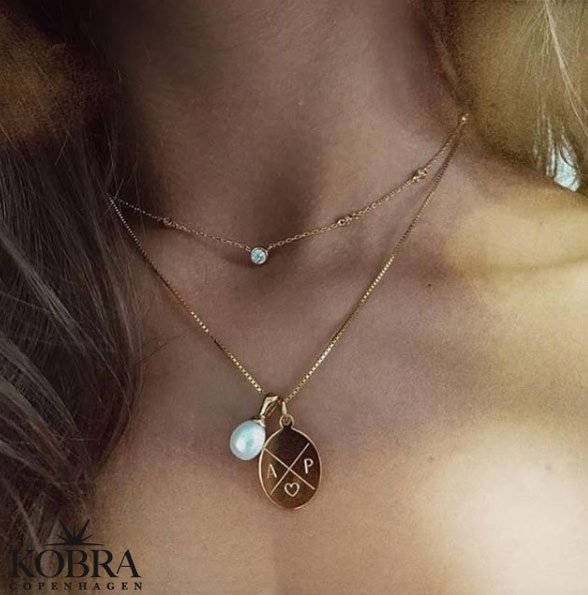 "Treasure" guld halskde med drbeformet hvid ferskvandsperle - inklusiv din gravering!