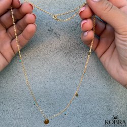 "Katy" 18 karat forgyldt halskde med guld amuletter og bl Amazonit sten