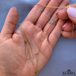 "Katy" 18 karat forgyldt halskde med guld amuletter og bl Amazonit sten