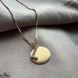 "Journal" guld amulet halskde med gravering samt bogstav med hvide sten