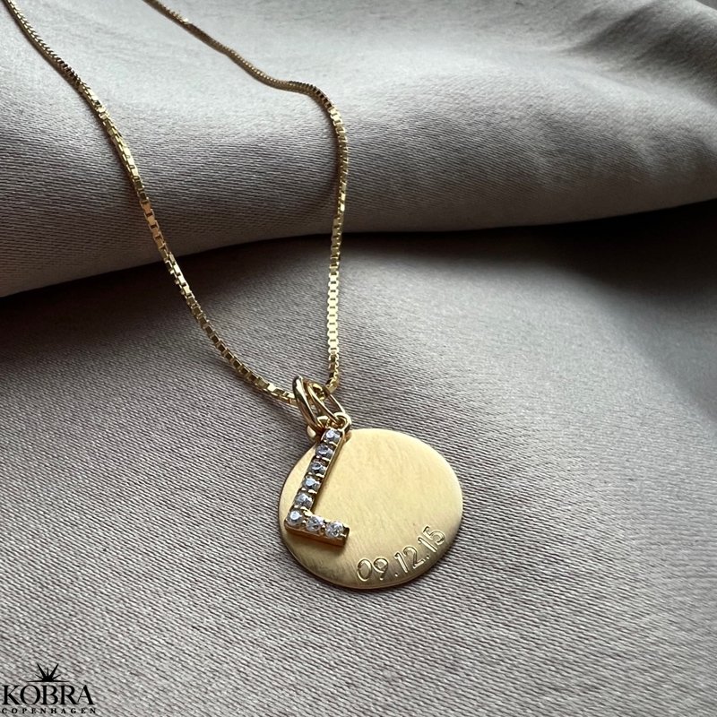 "Journal" guld amulet halskde med gravering samt bogstav med hvide sten