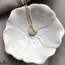 "Journal" guld amulet halskde med gravering samt bogstav med hvide sten