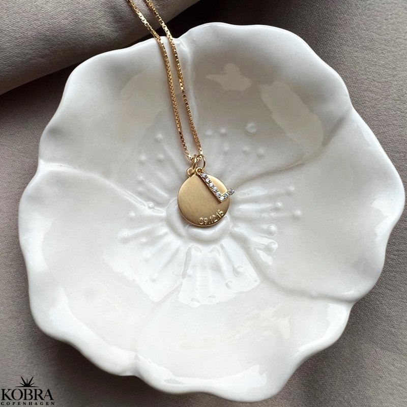 "Journal" guld amulet halskde med gravering samt bogstav med hvide sten