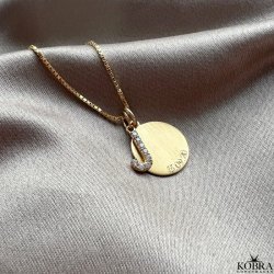 "Journal" guld amulet halskde med gravering samt bogstav med hvide sten