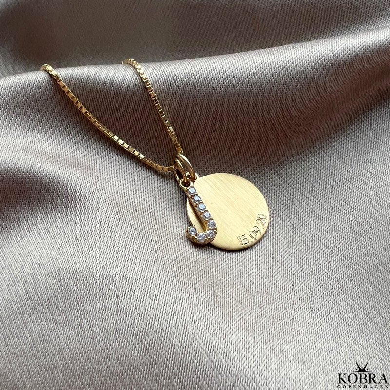 "Journal" guld amulet halskde med gravering samt bogstav med hvide sten