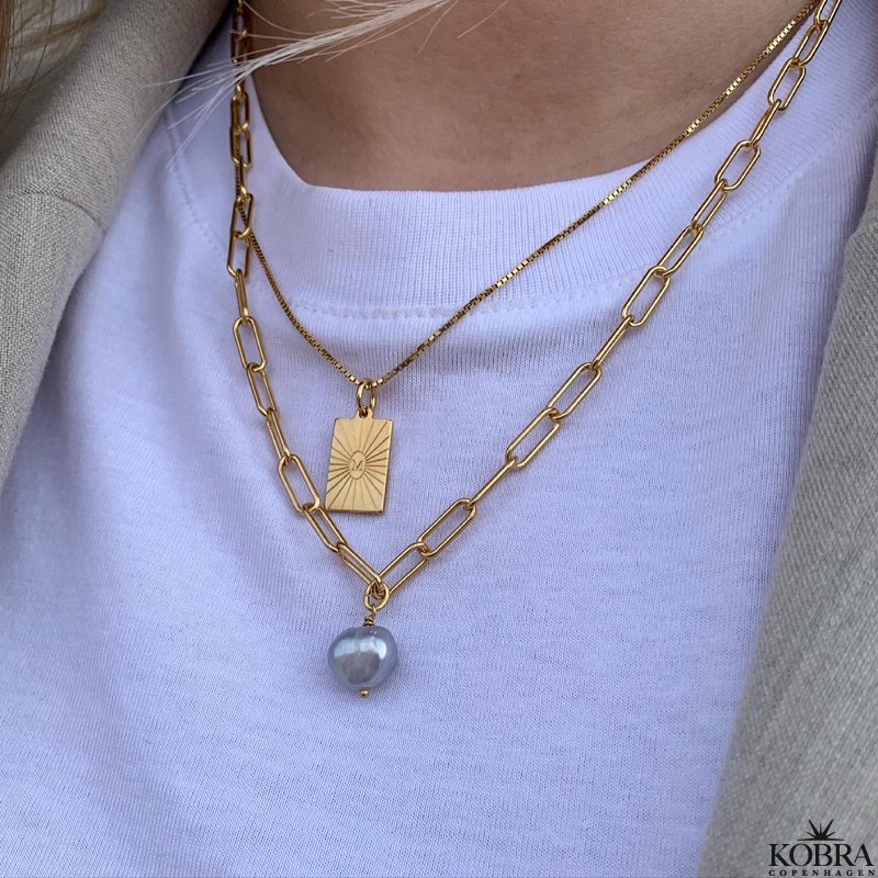 "Mayday" Mini firkantet guldhalskde med gravering