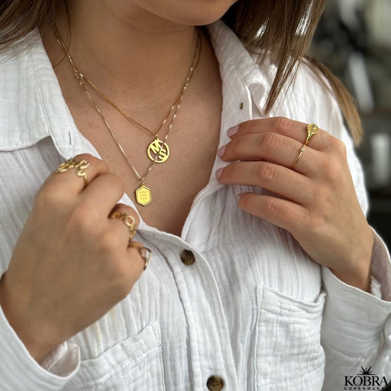 "Hero" 6 kantet guld lille halskde inklusiv personlig gravering