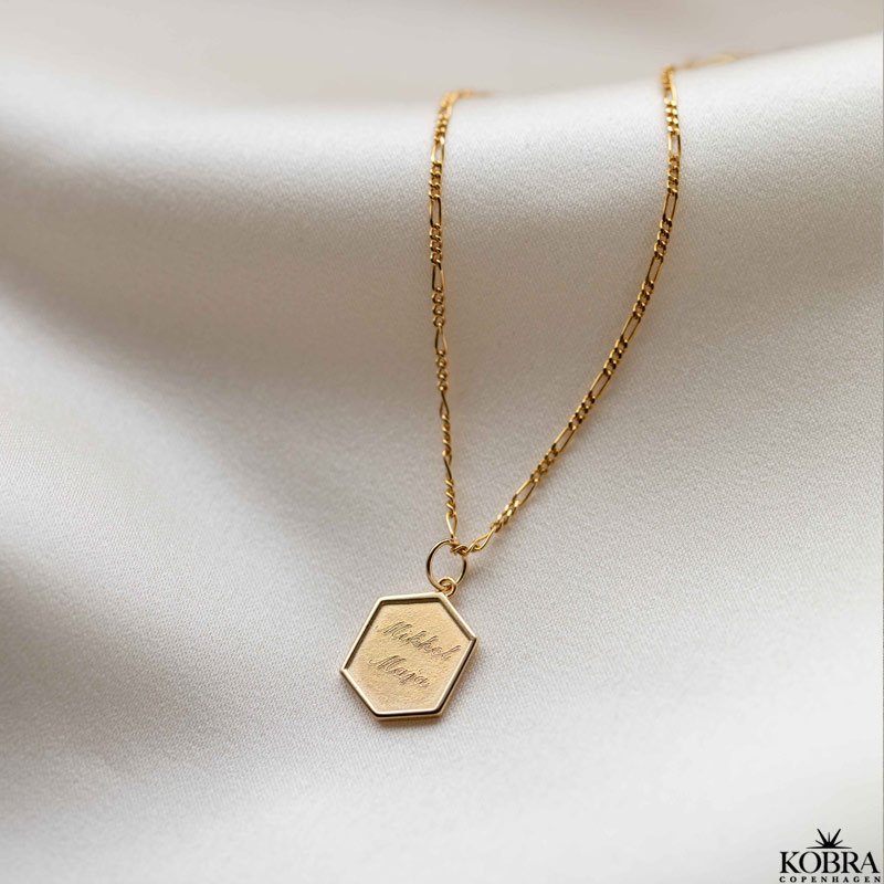"Hero" 6 kantet guld lille halskde inklusiv personlig gravering