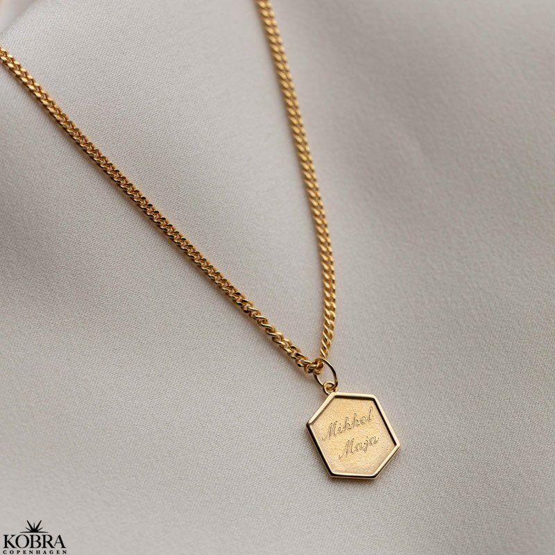 "Hero" 6 kantet guld lille halskde inklusiv personlig gravering
