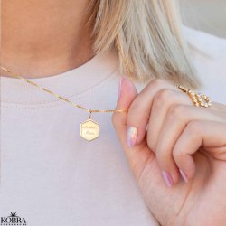 "Hero" 6 kantet guld lille halskde inklusiv personlig gravering