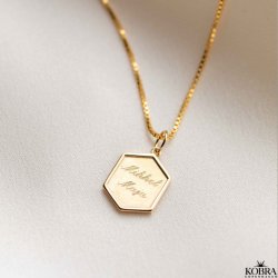 "Hero" 6 kantet guld lille halskde inklusiv personlig gravering