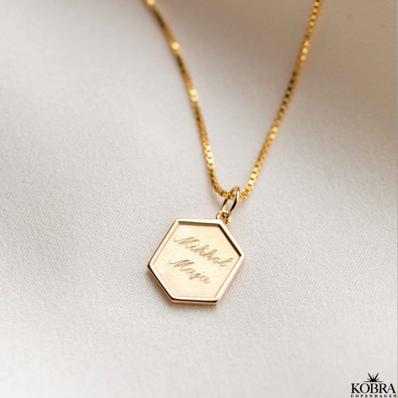 "Hero" 6 kantet guld lille halskde inklusiv personlig gravering