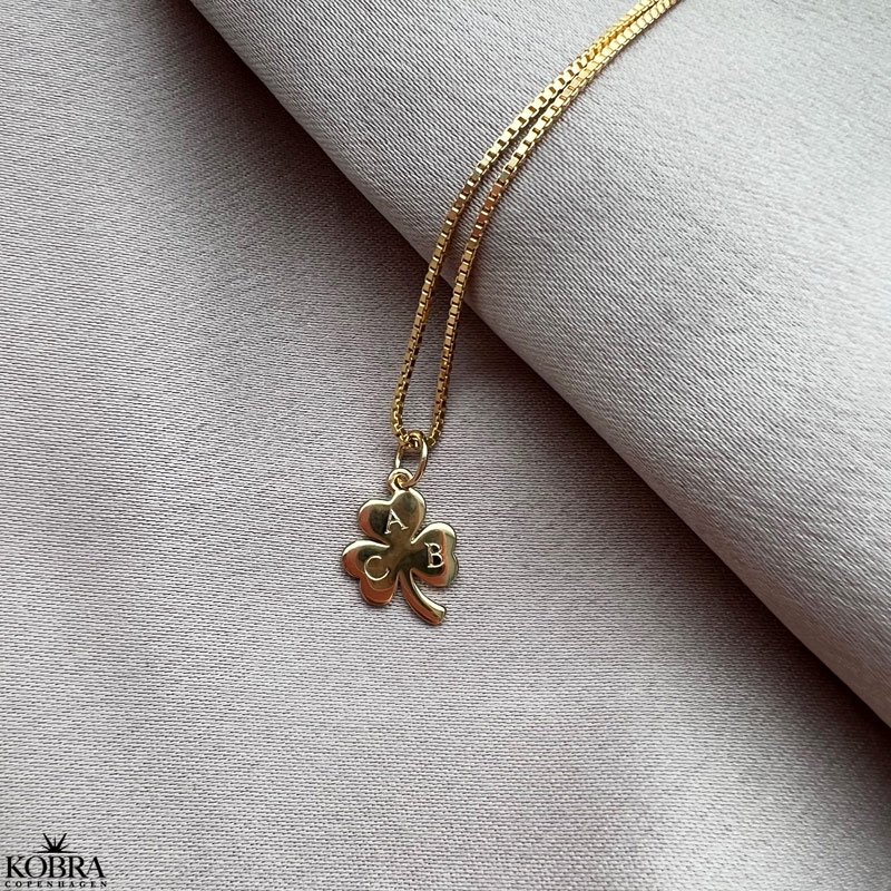 "Bellis" trekløver guld halskæde med gravering