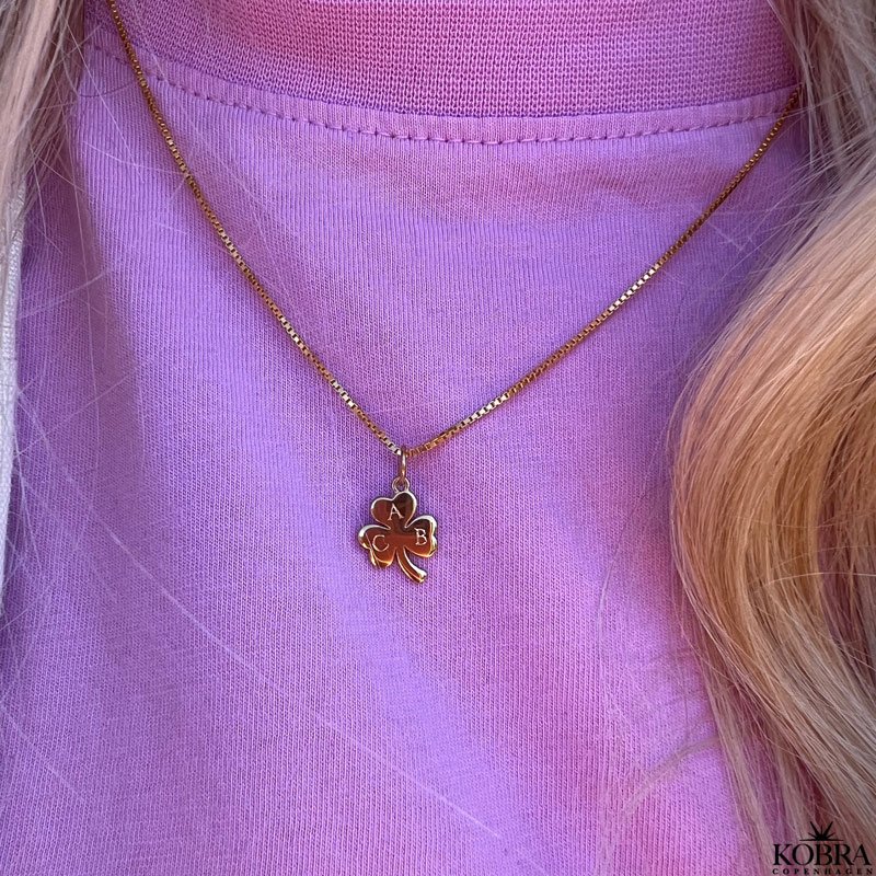 "Bellis" trekløver guld halskæde med gravering